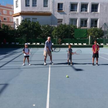 Dos generaciones que conviven en el Real Tenis Club de Cádiz