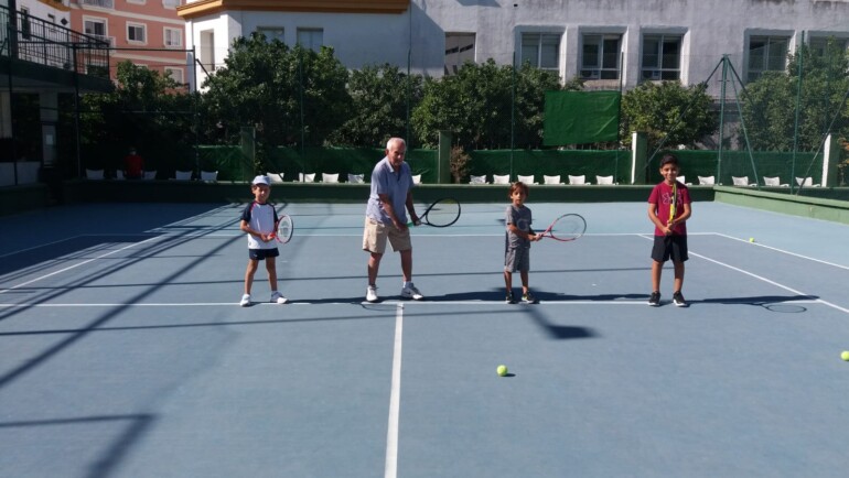 Dos generaciones que conviven en el Real Tenis Club de Cádiz